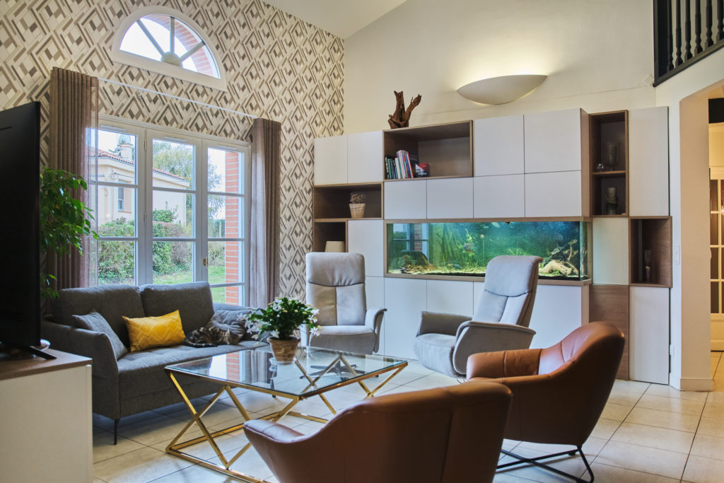 Décoration d'un grand salon avec aquarium à St Genies Bellevue