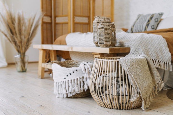 Chambre avec mobilier en fibres naturelles et décoration chaleureuse