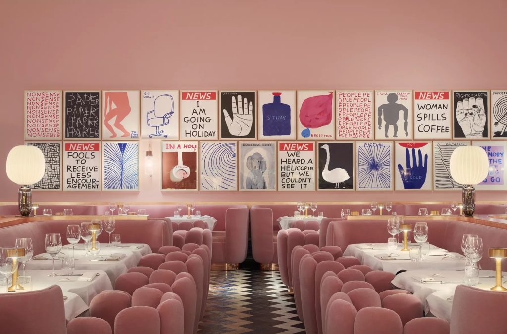 Restaurant à Londres conçu par India Mahdavi aux tons roses emblématiques
