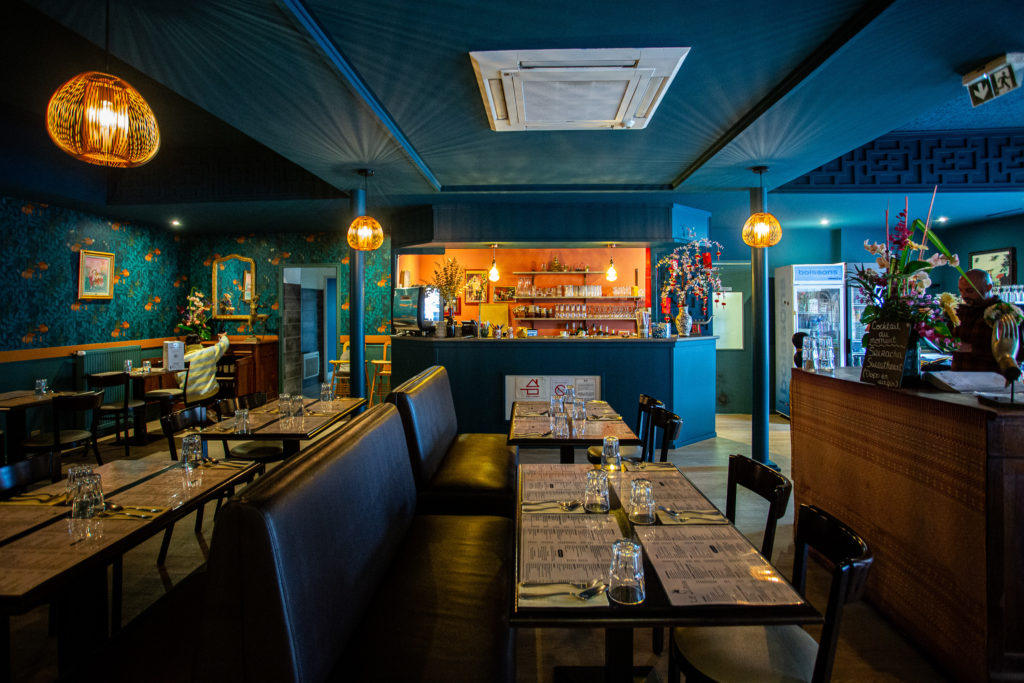 Restaurant Le Siam à Foix vue sur le comptoir et les tables